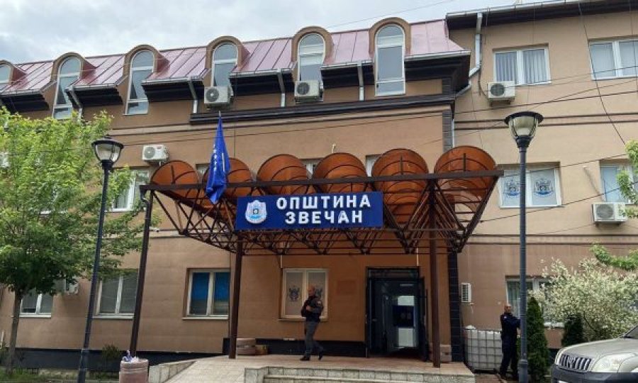 Digjen dy automjete të Komunës së Zveçanit