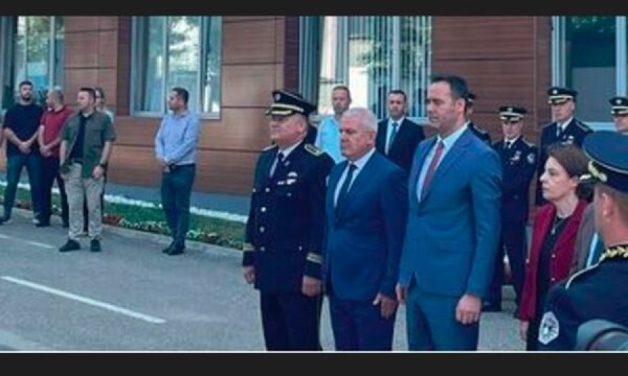 Qeveritaret bëjnë homazhe pranë lapidarit të policëve të rënë në krye të detyrës
