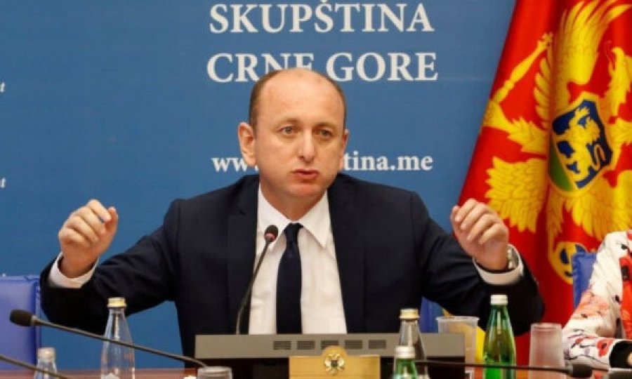 Politikani malazez që u shpall i padëshirueshëm në Kroaci, mbron tezën që Kosova është rrëmbyer dhe mohon gjenocidin në Srebrenicë