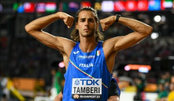 Kampionit olimpik i humb unaza e martesës duke mbajtur flamurin në ceremoninë hapëse të Lojërave Olimpike