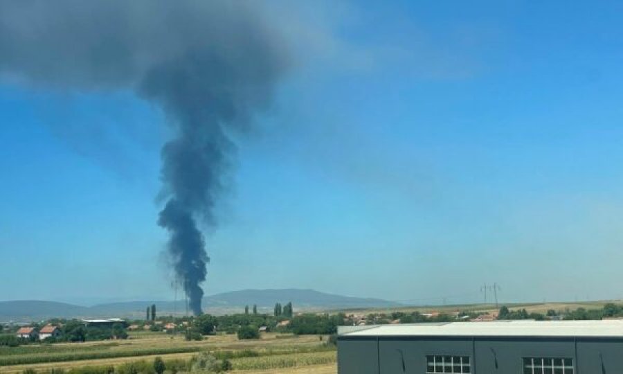 Digjet një depo në Miradi të Fushë Kosovës, tymi i zi shkon në qiell