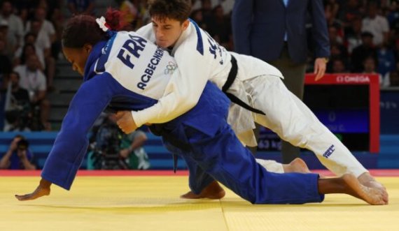 Një fitore larg medaljes së bronztë, Laura Fazliu fiton meçin e parë në repesazh
