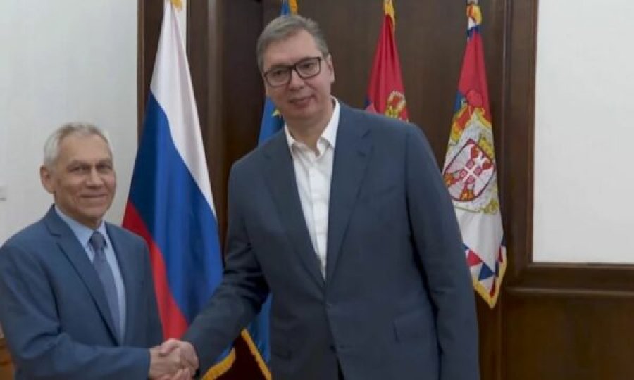 Mediat ruse e ‘çojnë në qiell’ Vuçiqin, lavdërojnë ftesën që ai i bëri Rusisë për të festuar bashkë  80 vjetorin e çlirimit të Beogradit