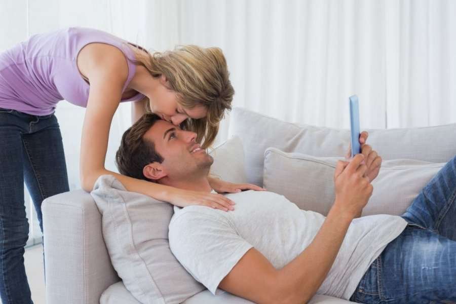 Një puthje në ballë është më e mirë se sa miliona puthje në buzë