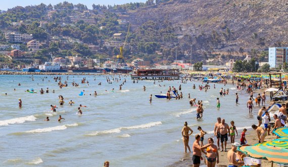 Gjendja kthehet në normalitet në Shëngjin, rikthehen plazhet dhe turistët 