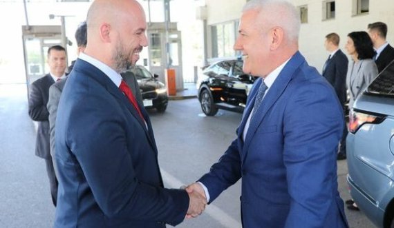 Sveçla takohet me homologun maqedonas: Biseduam për situatën e sigurisë, sigurinë e kufijve, migrimin e paligjshëm 