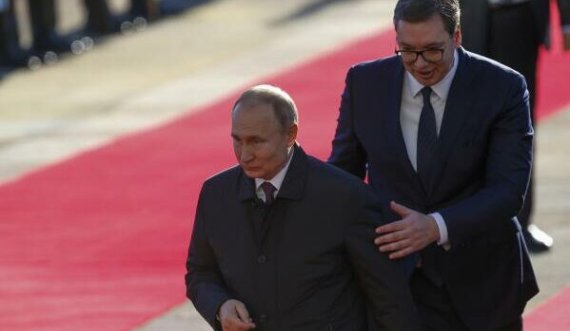 Vuciq u kap në ‘valle’ me Putinin dhe presidentin kinez, që të tre ishin të vetmit që uruan fitoren e një diktatori