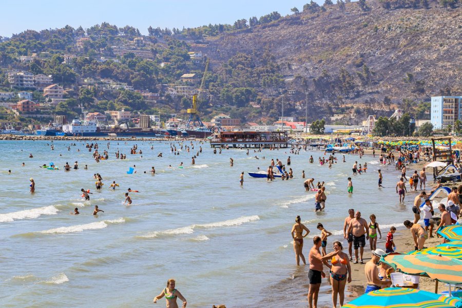 Gjendja kthehet në normalitet në Shëngjin, rikthehen plazhet dhe turistët 