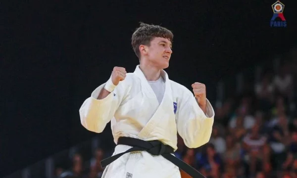 Mediumi britanik “Telegraph” e krahason foton e Laura Fazliut me atë të legjendarit, Muhammad Ali