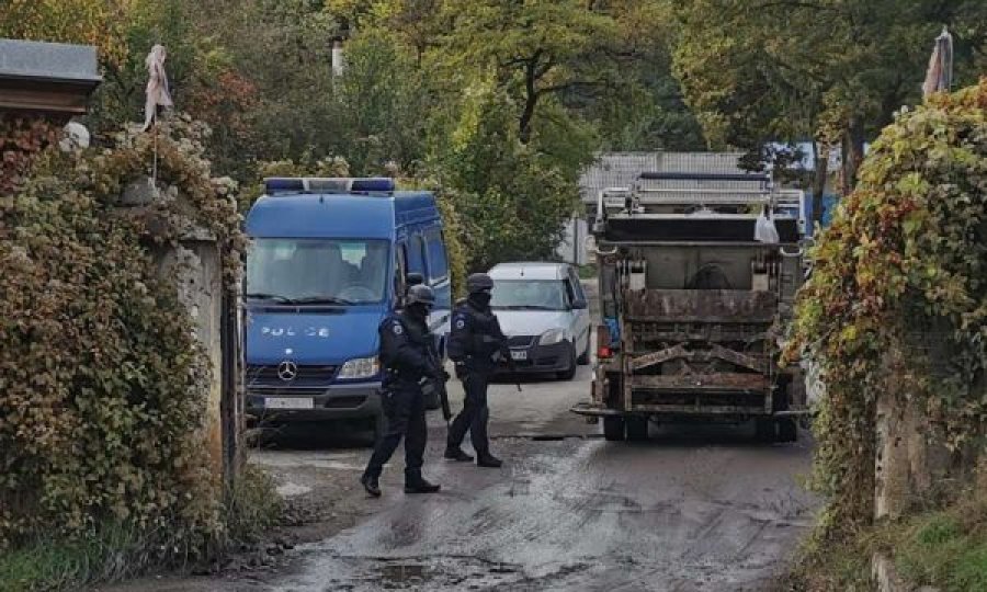 Policia gjen armatim në Zveçan gjatë bastisjes në një shtëpi