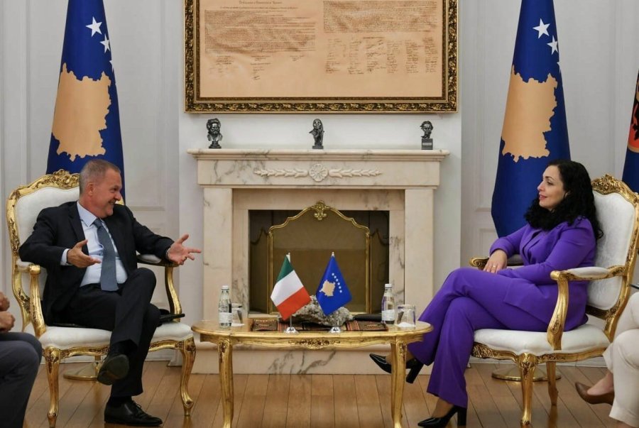 Presidentja Osmani takohet me De Riun, diskutuan çështjet e sigurisë dhe heqjen e masave të BE-së