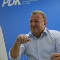 Ky është deputeti i PDK-së që po ia  kërkon dorëheqjen presidentes Vjosa Osmani