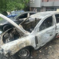 Dy veturave me targa serbe në Mitrovicë të Veriut iu vihet flaka