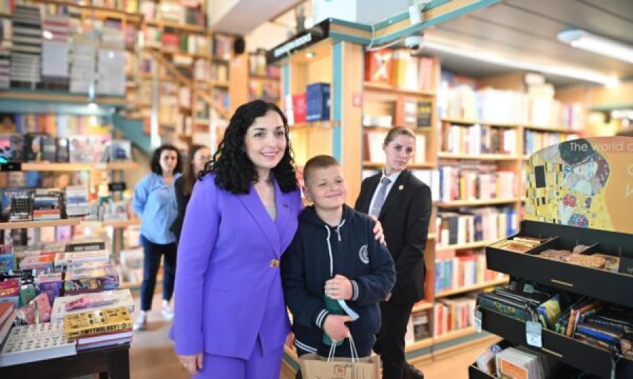 Osmani takon djalin e heroit Afrim Bunjaku dhe disa fëmijë të tjerë për nder të 1 Qershorit