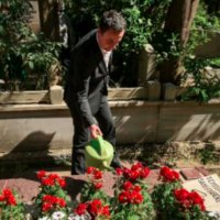 Kurti në Stamboll ujit lule te varri i Sami Frashërit