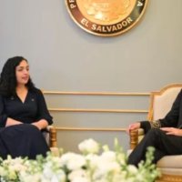 Vjosa Osmani takohet me presidentin e El Salvadorit