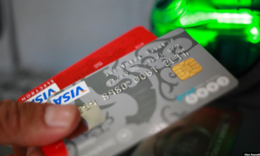Dy persona në Pejë, dyshohet se keqpërdoren kartela bankare për t’ia marrë paratë disa personave