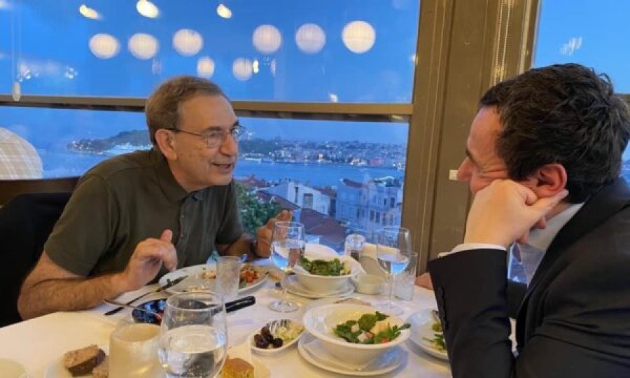 Kurti takohet Orhan Pamuk: Në fillim nuk besova që po më fton për darkë, aq shumë i interesuar për Kosovën