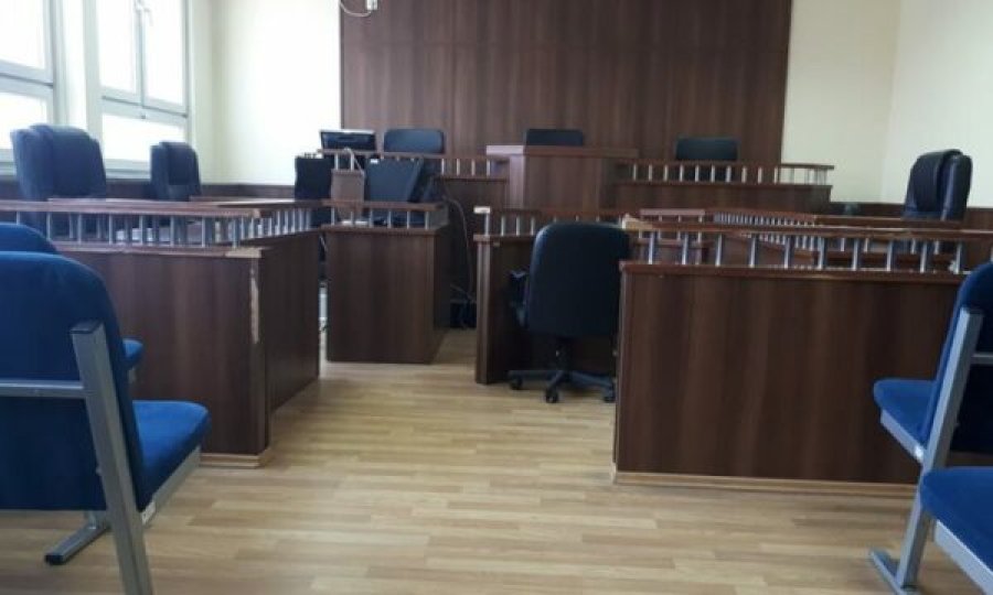Vazhdon tradita  e zvarritjeve, pasi mungon mbrojtësi i të akuzuarit për tentim vrasje  shtyhet gjykimi