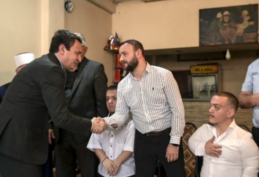 Albin Kurti shkon për ngushëllime te familja e Agim Vatovcit