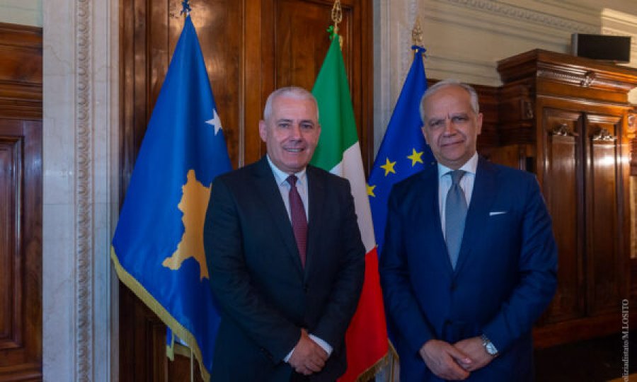 Xhelal Sveçla lajmërohet nga Italia