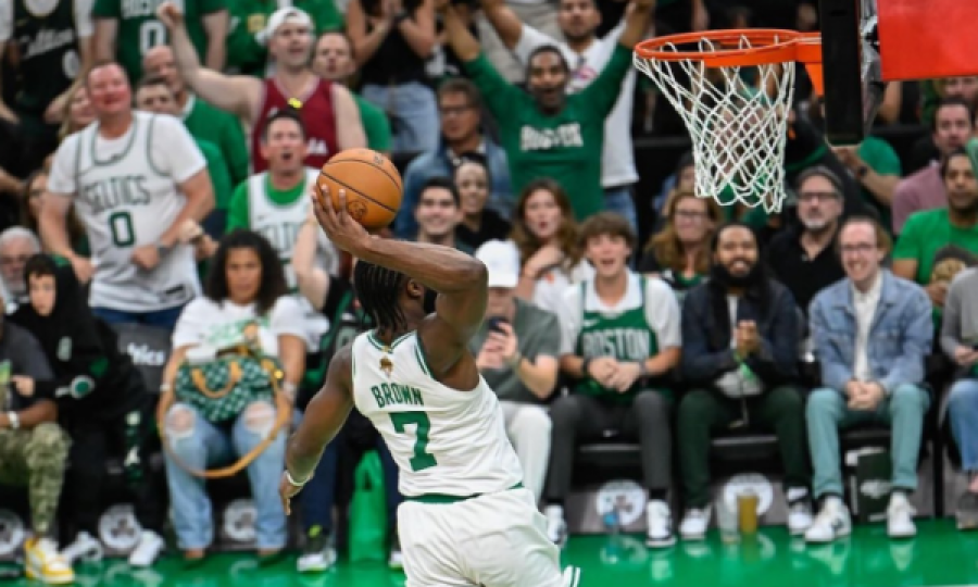 Bostoni e fiton finalen e parë ndaj Dallasit