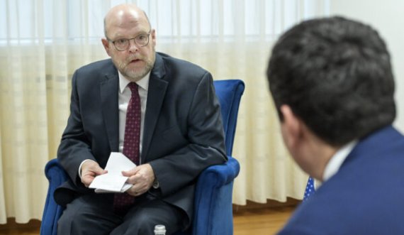 Ambasadori amerikan Hovenier del me kërkesa serioze : Qeveria duhet të marrë disa vendime të vështira