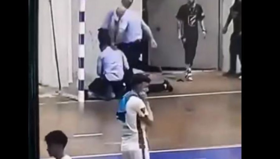 Rrahet brutalisht nga policët e Kosovës i riu kosovar, flet babi i tij