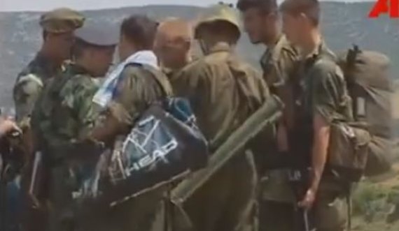 Publikohet momenti kur gjenerali gjerman i dha afat trupave serbe që të largohen për 30 minuta nga Kosova