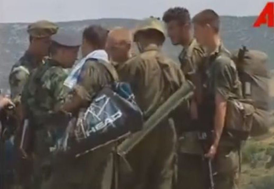 Publikohet momenti kur gjenerali gjerman i dha afat trupave serbe që të largohen për 30 minuta nga Kosova