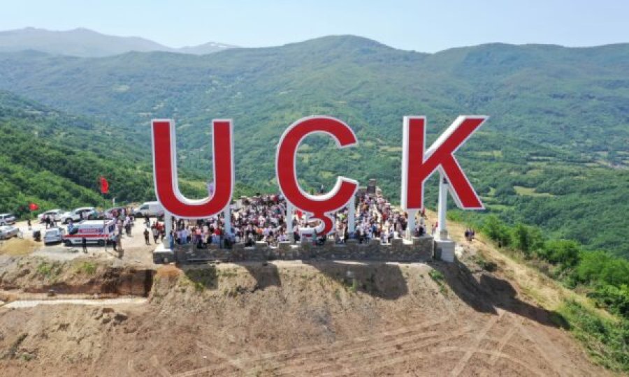 Në Prizren përurohet obelisku gjigant me shkronjat e arta ‘UÇK’