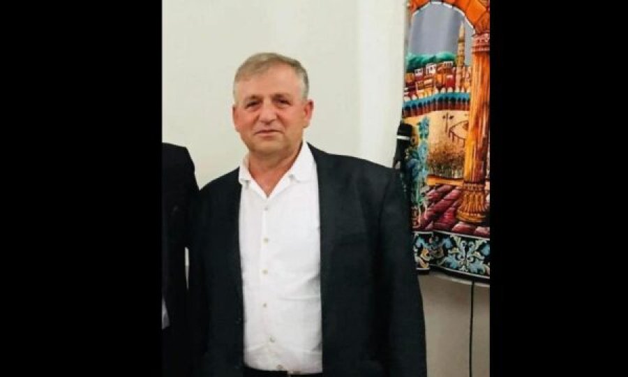 Qytetari nga Podujeva vdes në Qabe, gjatë kryerjes së haxhit