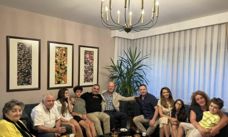 Tahiri e pret në shtëpi kolonelin Chris Warren, me të cilin kishte hyrë në Kosovë më 12 qershor të 1999