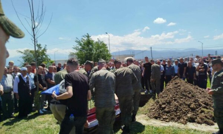 Ndërroi jetë në vendin e punës, varroset me nderime ushtarake nënoficeri i FSK-së
