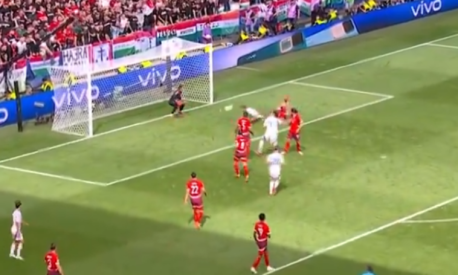 Hungaria shenon gol dhe  e ngushton epërsinë e Zvicrës