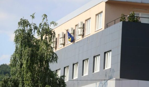 Mediat në Veri e bëjnë lajm shpërthimin e një poçi në banjon e Komunës së Leposaviqit, Elshani: Sigurisht ka qenë aksidentale