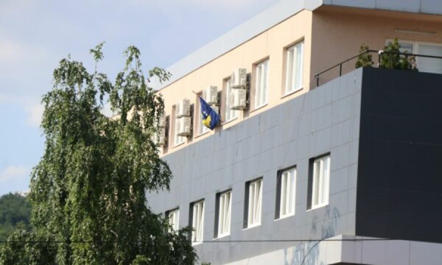 Mediat në Veri e bëjnë lajm shpërthimin e një poçi në banjon e Komunës së Leposaviqit, Elshani: Sigurisht ka qenë aksidentale