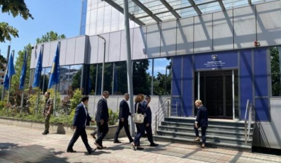 Albin Kurti pret në takim ministrin e Brendshëm izraelit