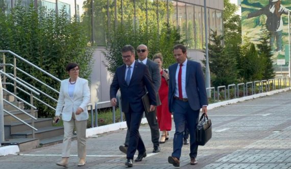 Miroslav Lajçak, ka mbërritur në objektin e Qeverisë së Kosovës