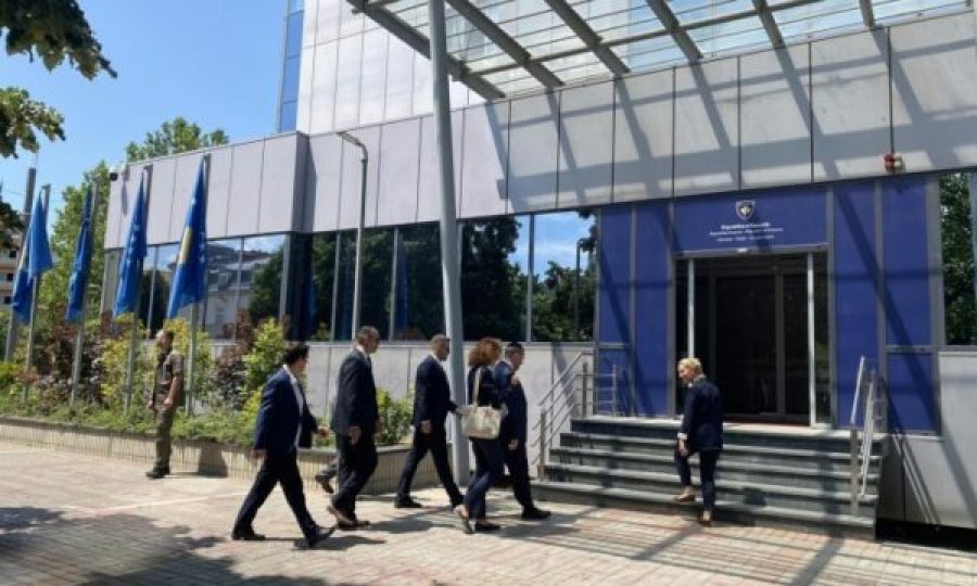 Albin Kurti pret në takim ministrin e Brendshëm izraelit