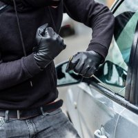 Arrestohet hajni që thyente xhamat e veturave