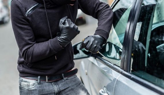 Ferizaj: Një person raporton se vetura e tij është vjedhur para shtëpisë së tij