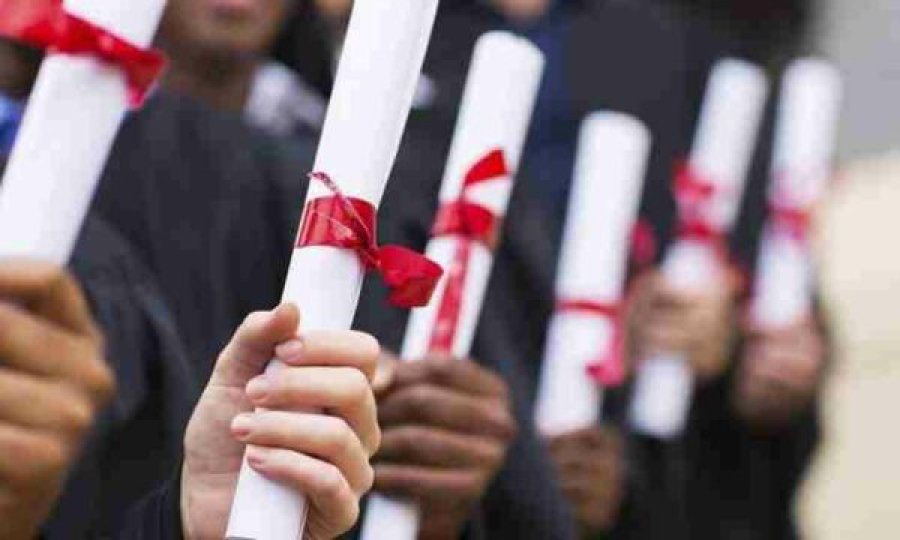 Zbulohet kush është ministrja pa diplomë