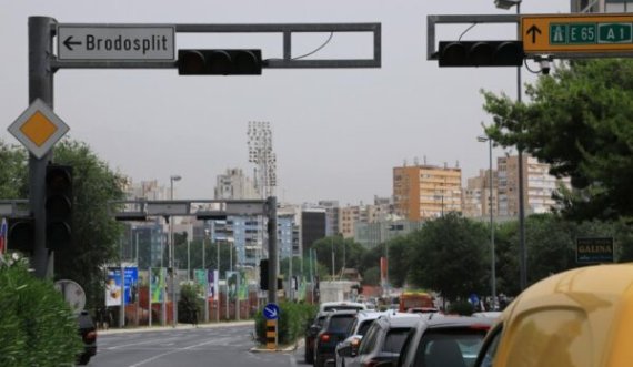 Ky vend në kolaps trafiku për shkak të semaforëve