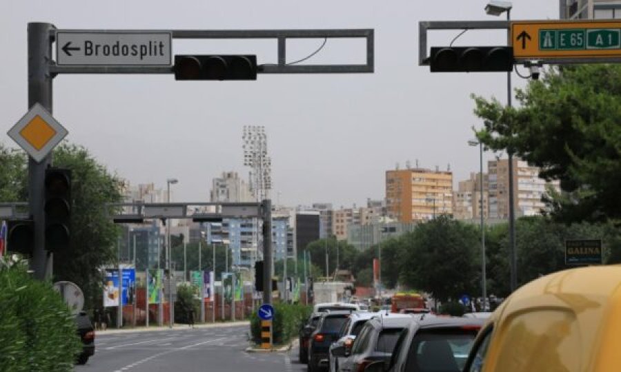 Ky vend në kolaps trafiku për shkak të semaforëve