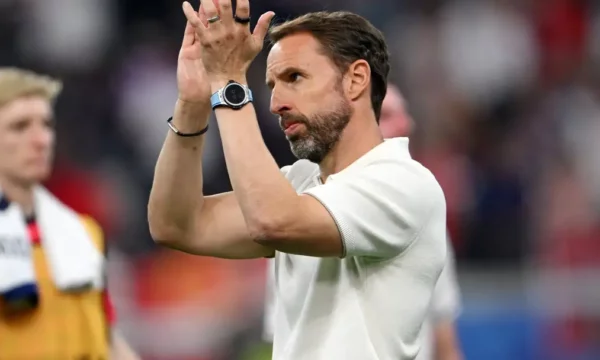 Southgate pranon vështirësitë e Anglisë, por  kritikon gjendjen e lojtarëve