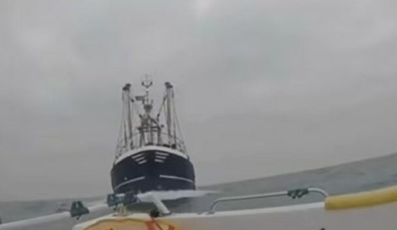 Publikohet momenti kur një anije gjigante përplaset për një varkë