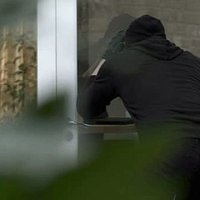 Hajnat ia vjedhin një qytetari mbi 8 mijë euro para dhe ar