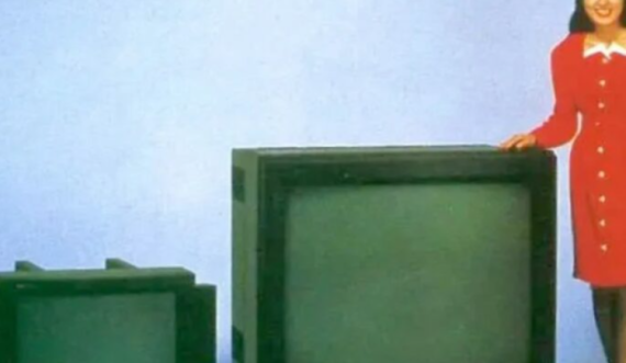 Televizori më i madh ndonjëherë, Sony PVM-4300 me “shpinë” peshonte 200 kilogramë