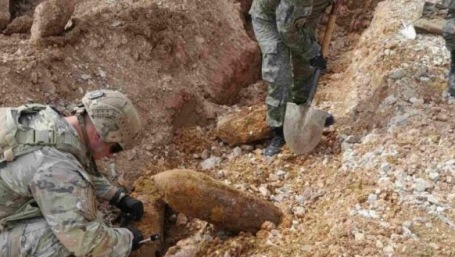 Në rrugën Prishtinë-Podujevë gjenden bomba 50kg 